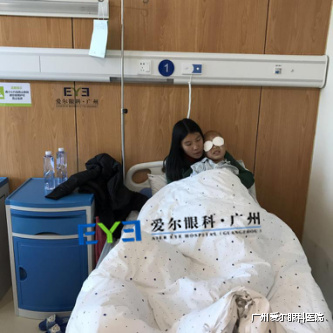手术后小宇浩静静躺在妈妈的怀抱中休息