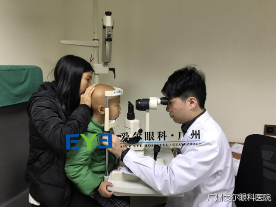 小宇浩正在接受术前全面检查