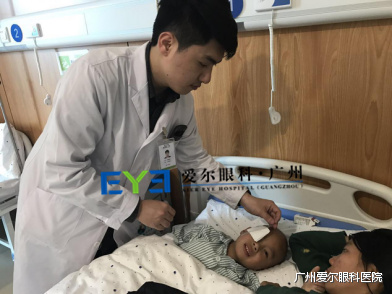 医生为小宇浩揭开纱布